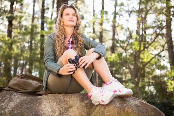 Blonda hiker sitter på sten — Stockfoto
