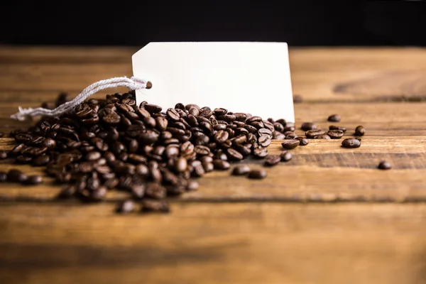 Kahve çekirdekleri etiketi ile bir tabloda — Stok fotoğraf
