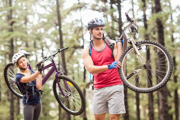 Couple sur les vélos regardant loin — Photo