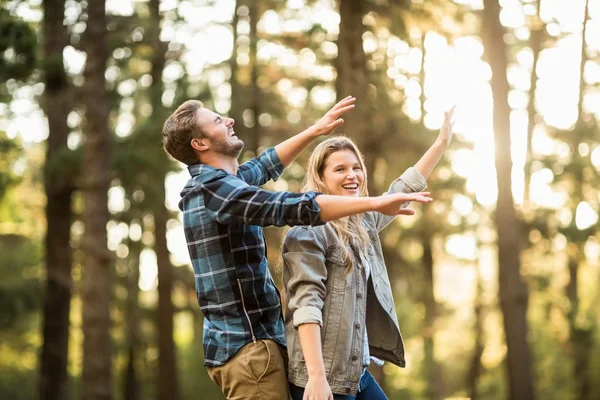 Souriant couple heureux danse — Photo