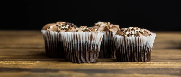 Choklad cupcakes på ett bord — Stockfoto