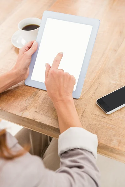 Mujer de negocios utilizando tableta de pantalla en blanco —  Fotos de Stock