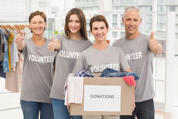 Voluntários sorridentes com caixa de doação — Fotografia de Stock