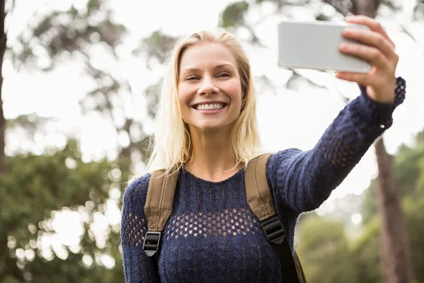 Femme randonneur prendre un selfie — Photo