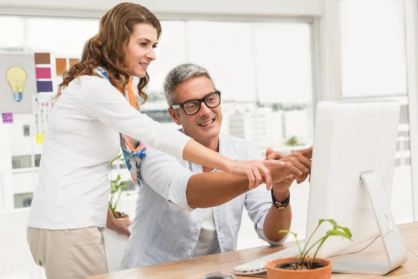 Dos diseñadores casuales trabajando —  Fotos de Stock