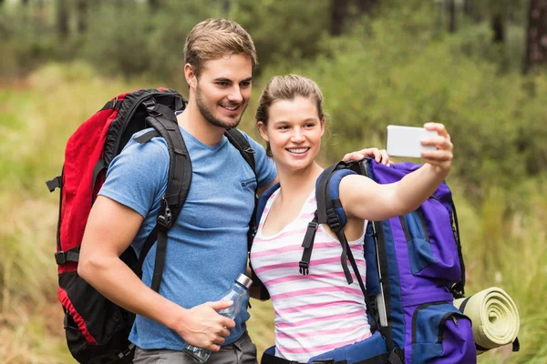 Wandelen in de natuur (echt) paar — Stockfoto