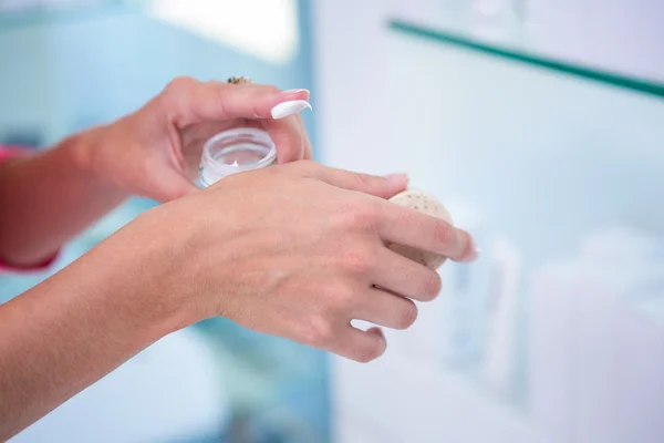 Mujer degustando una crema facial —  Fotos de Stock