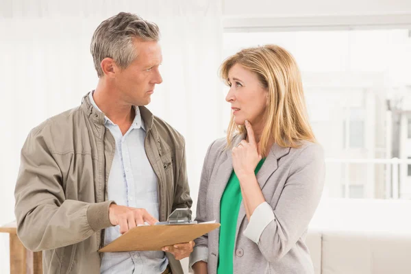 Casual collega's bespreken — Stockfoto