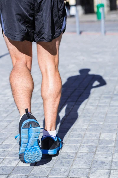 Gambe di atleta in esecuzione — Foto Stock