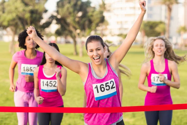 Morena vencedora de maratona de câncer de mama — Fotografia de Stock