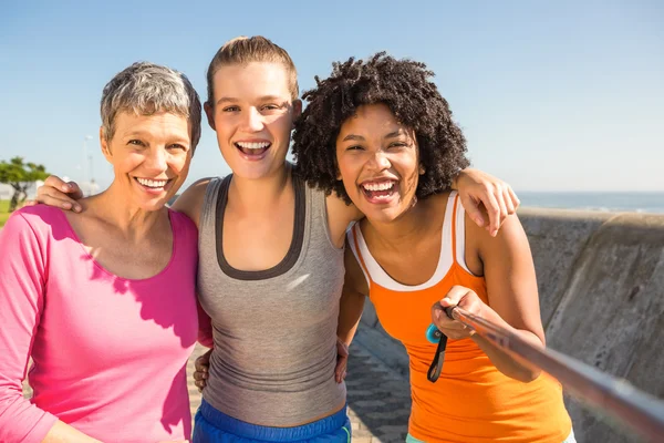 Femmes prenant selfie avec selfiestick — Photo