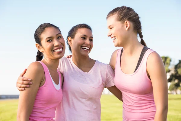 Mulheres sorridentes vestindo rosa — Fotografia de Stock