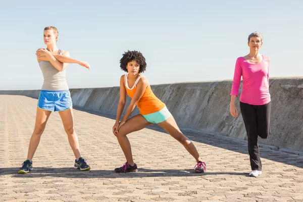 Sportif kadınlar birlikte germe — Stok fotoğraf