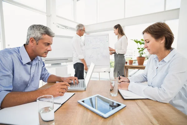 Geschäftsleute bei einem Meeting — Stockfoto