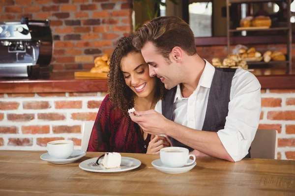 Pareja alimentándose mutuamente con pastel —  Fotos de Stock