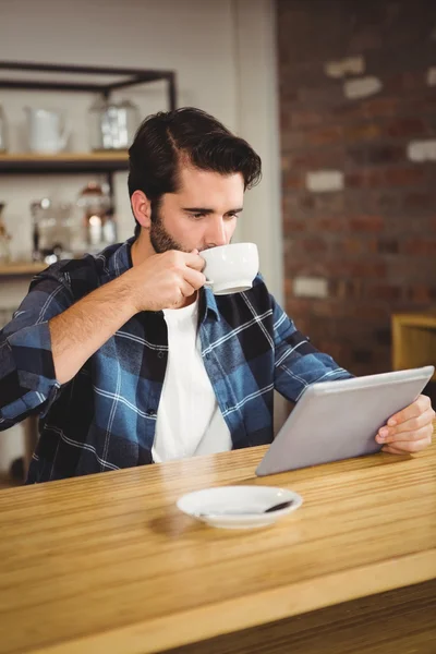 Young man  using tablet — Stock Photo, Image