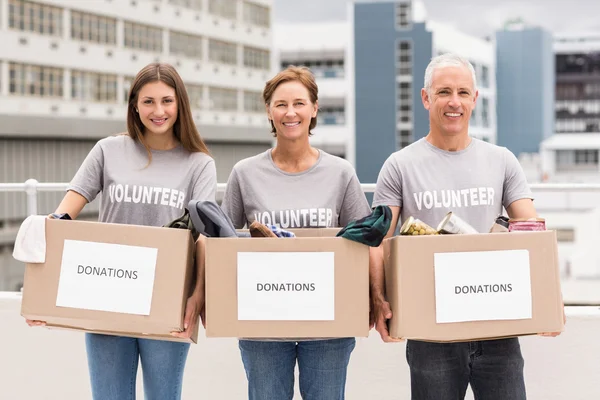 Wolontariusze posiadający pudełka darowizny — Zdjęcie stockowe