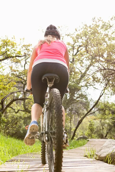 Atleta rubia bicicleta de montaña —  Fotos de Stock