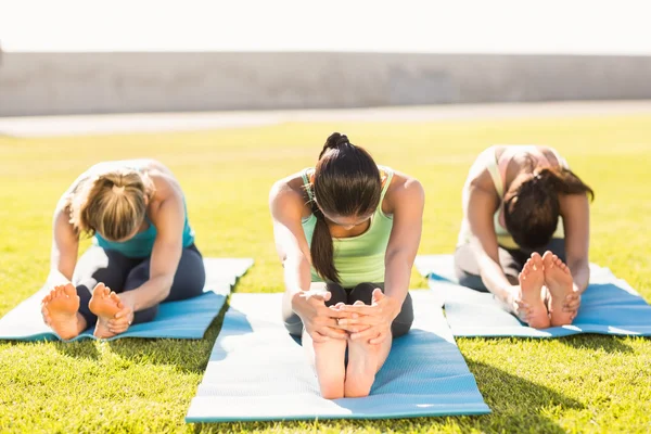 Mujeres estirándose sobre colchonetas de ejercicio — Foto de Stock