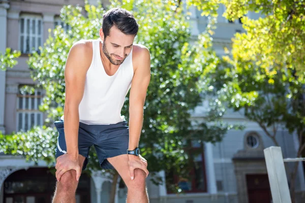 Uitgeput atleet voorovergebogen — Stockfoto