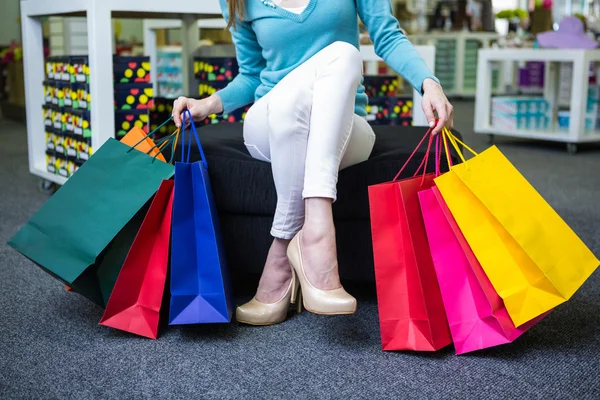 Birçok alışveriş torbaları tutan kadın — Stok fotoğraf