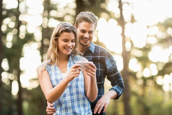 Smiling couple looking at pictures — Stock Photo, Image
