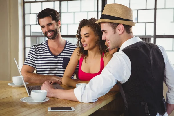 Amici che guardano il computer portatile — Foto Stock