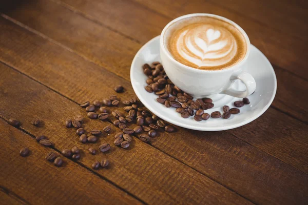 Tasse Cappuccino mit Kaffeekunst — Stockfoto