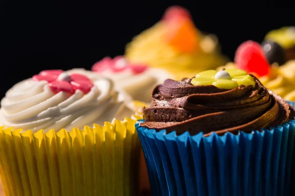 Deliciosos cupcakes en una mesa — Foto de Stock