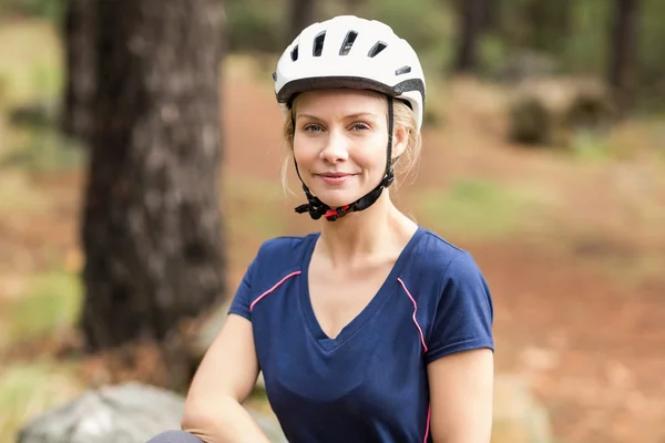 Motociclista feliz olhando para a câmera — Fotografia de Stock