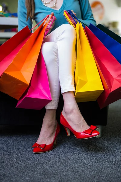 Mulher segurando muitos sacos de compras — Fotografia de Stock