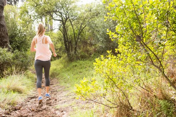 Atleta bionda che fa jogging sul sentiero — Foto Stock