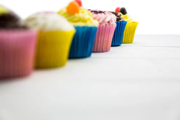 Deliciosos cupcakes en una mesa — Foto de Stock