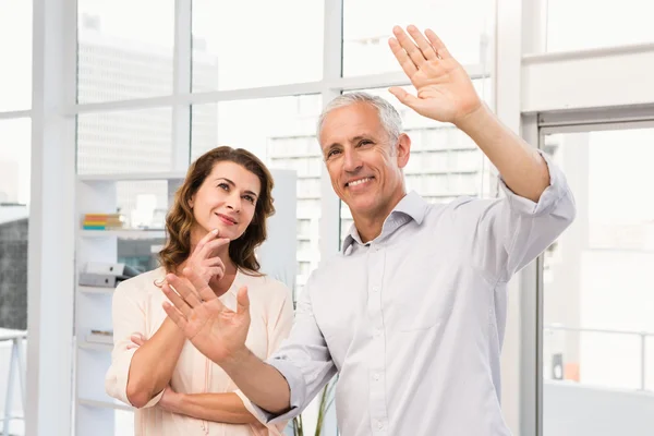 Colegas de negocios casuales lluvia de ideas — Foto de Stock