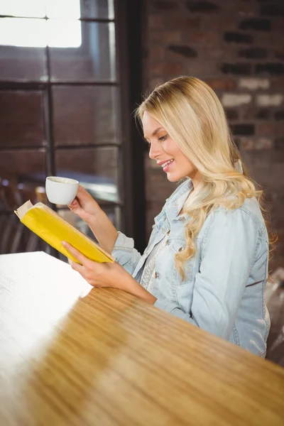 Sorrindo loira tomando café — Fotografia de Stock