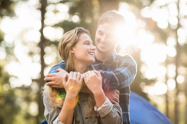 Casal olhando um para o outro — Fotografia de Stock