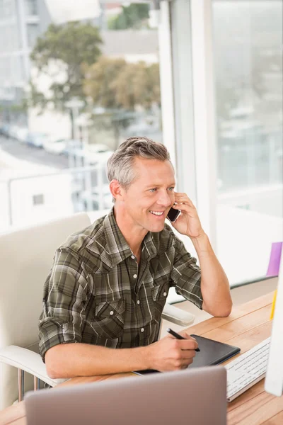 Affärsman med ett telefonsamtal — Stockfoto