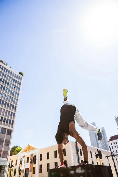 Athlete doing a headstand — Stock Photo, Image