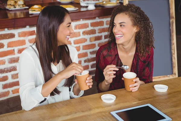 Amigos desfrutando de um café — Fotografia de Stock