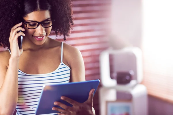 Gelukkig hipster met behulp van haar telefoon — Stockfoto