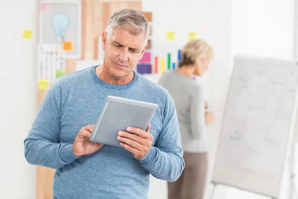 Empresário sério usando um tablet digital — Fotografia de Stock