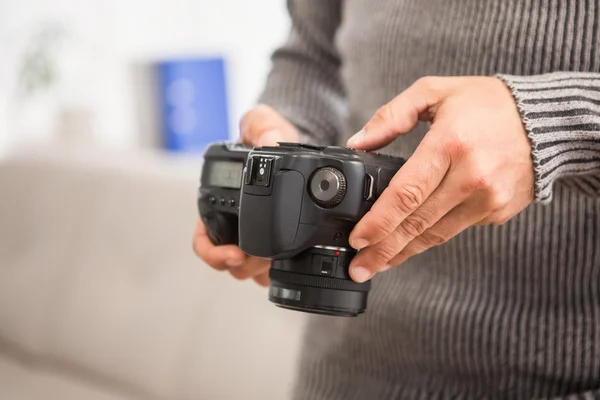 Handen met camera — Stockfoto