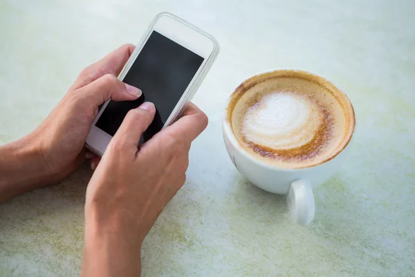 Frau benutzt ihr Handy — Stockfoto