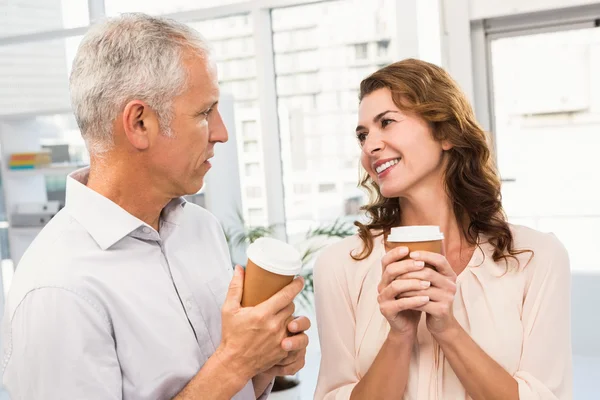 Kollegor har kaffe tillsammans — Stockfoto