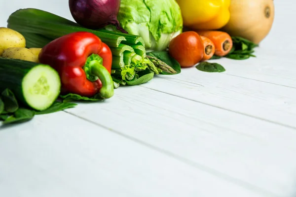 Línea de verduras en la mesa —  Fotos de Stock