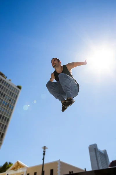 Man doing parkour in the city — Stock Photo, Image
