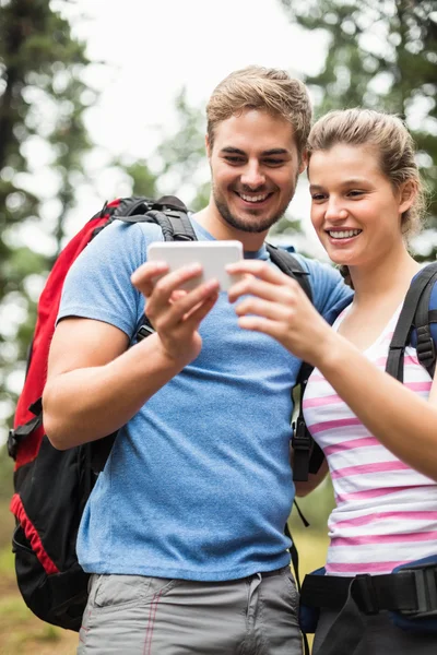 Excursionistas mirando fotos — Foto de Stock