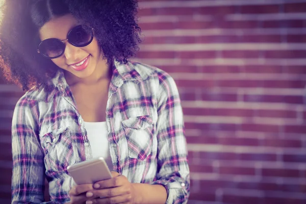 Hipster avec lunettes de soleil textos — Photo