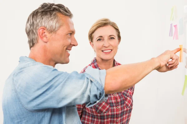 Zakenvrouw brainstormen met collega — Stockfoto