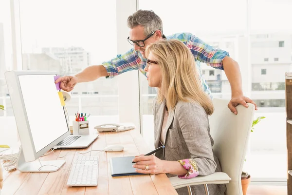 Ontwerper zijn collega briefing — Stockfoto